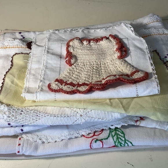 Vintage Bundle Lot Various Linens Group of 19 Estate Pieces - Picture 1 of 16